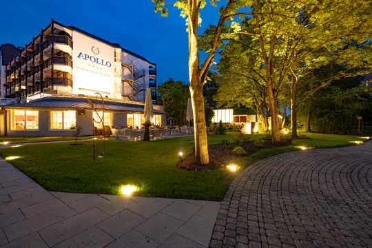 Außenaufnahme mit Hotelpark