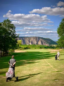 Golfen mit Blick zum Rotenfels