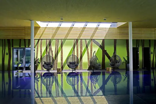 Infinity-Pool mit gemütlichen Hängesesseln