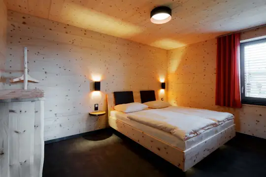 Bio-Seehotel Chalets Zirbenholzbett