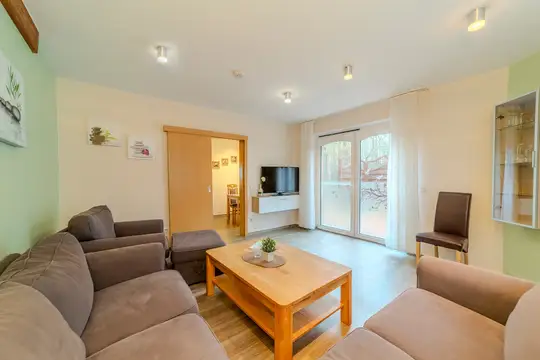 Blick in Wohnzimmer von komfortabler Ferienwohnung