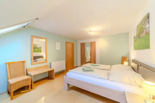 Blick in Schlafzimmer von komfortabler Ferienwohnung