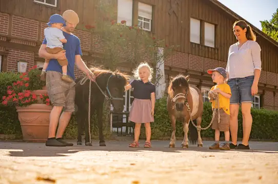 Familie mit vierbeinigen Freunden für die Kinder auf Zeit