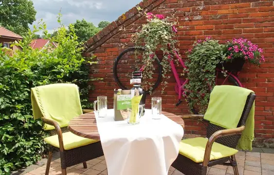 Tisch für Zwei auf der Sommerterrasse vom Hotel Zur Linde