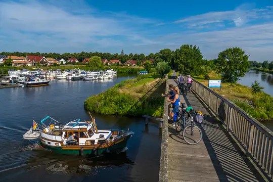 Radler unterwegs auf Emsland-Route beim Yachthafen Haren