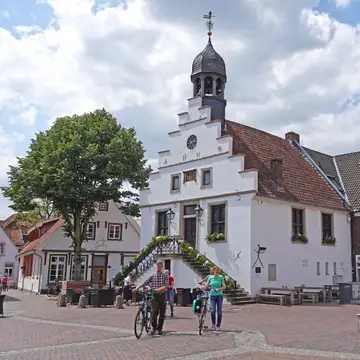Historisches Rathaus und Marktplatz in Lingen (Ems)
