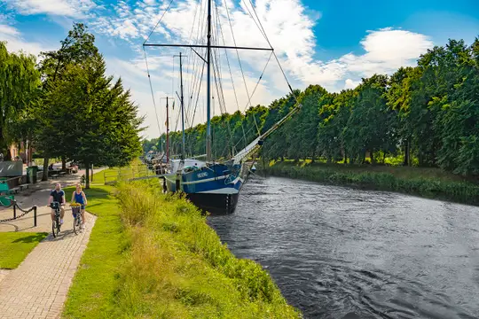 Radler unterwegs auf Emsland-Route beim Museumshafen Haren (Ems)