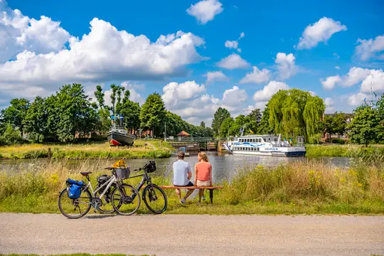 Radler unterwegs an der Ems nahe Haren (Ems)