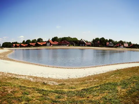Blick auf den Badesee im Seepark Eiken