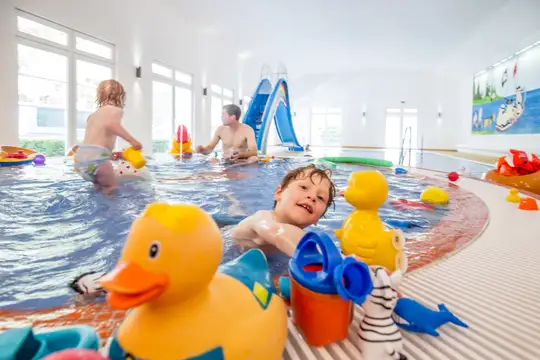 Kinder im Pool