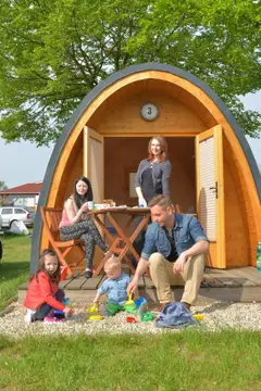 Campingplatz Gunzenberg - Familie vor ECLU-Campinghütte