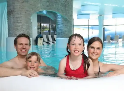 Familie im Hallenbad