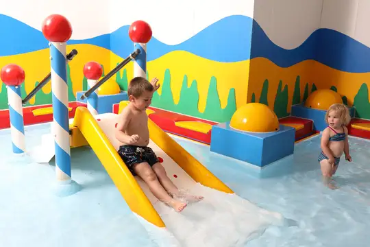 Kinderbecken mit viel Spaß