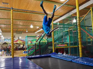 Trampolin im Indoor Spielplatz