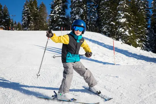 Junge beim Skifahren