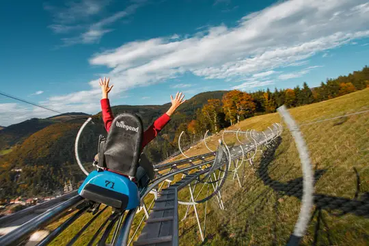 Frau fährt im Hasenhorn Coaster Todtnau