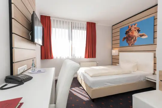 Modern eingerichtetes Doppelzimmer im Hotel Tiek