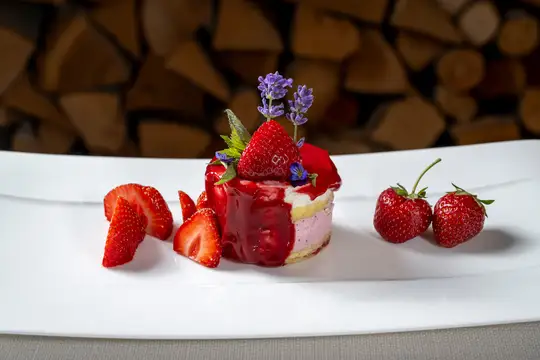 Dessert mit Erdbeeren vom eigenen Feld