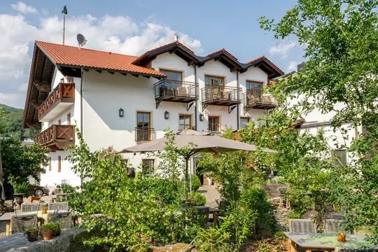 Rückseite des Landgasthofs Kammbräu mit Gastgarten