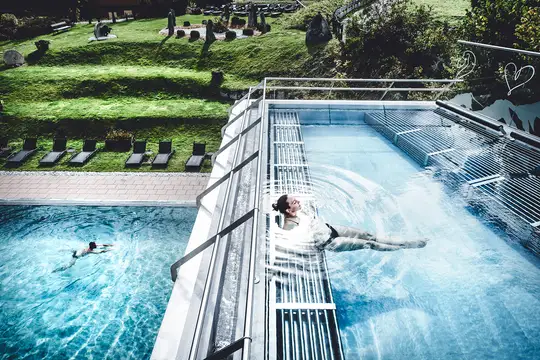 Zwei beheizte Außenpools mit Alpenpanoramablick und 37 Grad Wohlfühltemperatur