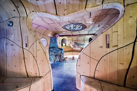 Weltweit gibt es sie nur einmal, die komplett handgeschnitzte „Herzerl-Sauna“.