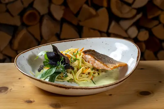 Gericht mit Fisch aus dem eigenen Weiher und hausgemachten Nudeln