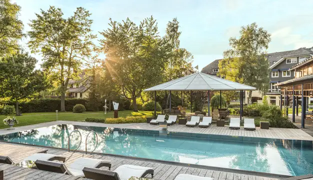 Outdoorpool mit Naturblick