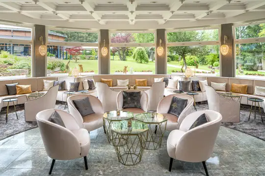 Hotellobby mit Wintergarten