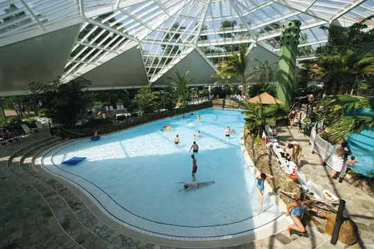 Subtropisches Badeparadies mit Wellenbad