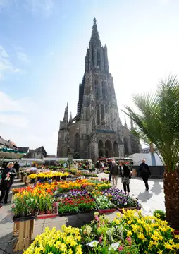 Am Fuße des höchsten Kirchturms der Welt