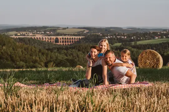 Familienpicknick mit Blick auf die Göltzschtalbrücke