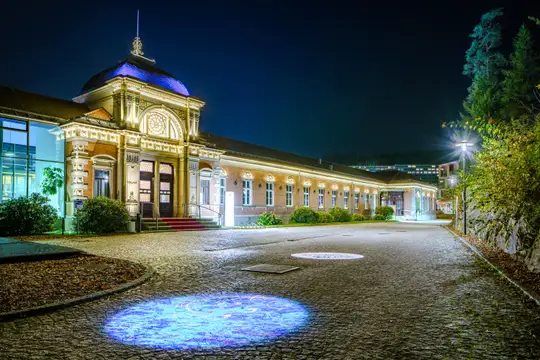 Historisches Albert-Bad im Lichterschein