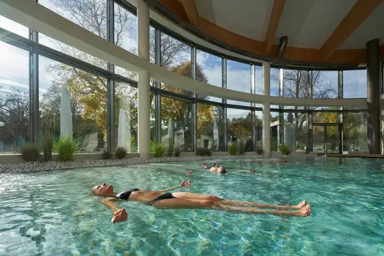 Schweben in der Soletherme Bad Elste
