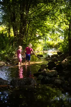 Kinder am Bach