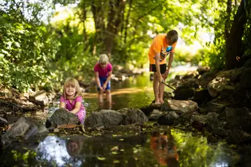 Kinder am Bach