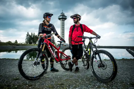 Biker vor dem Hochheideturm