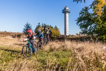 Mit den Bikes am Hochheideturm vorbei