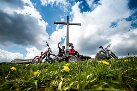 Biker beim Usselner Gipfelkreuz