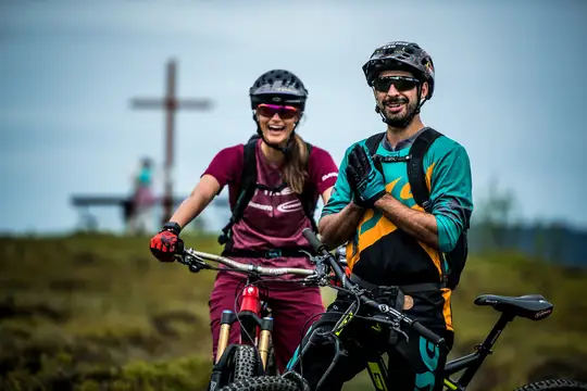 Biker vor dem Usselner Gipfelkreuz