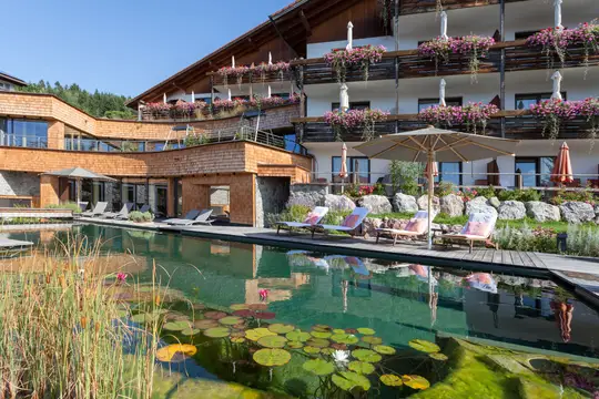 Außenansicht Biohotel Eggensberger mit Naturpool