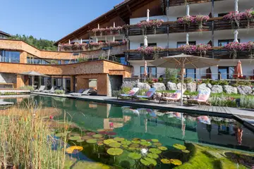 Außenansicht Biohotel Eggensberger mit Naturpool