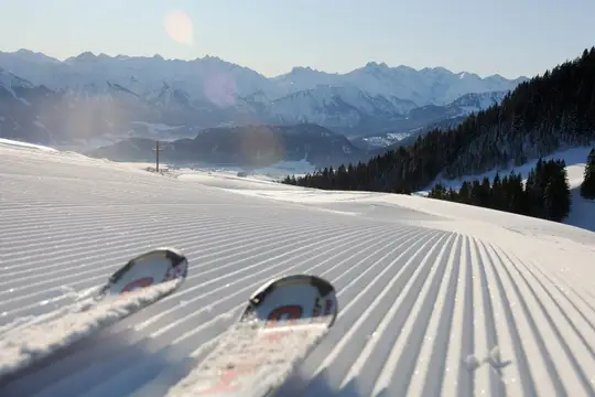 Skifahren in den Hörnerdörfern, im Hintergrund der Allgäuer Hauptkamm