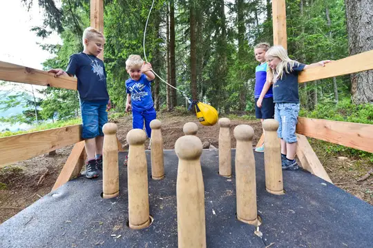 Holzkegelstation Juppi Zauberwald