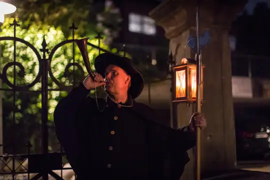 Nachtwächter vor Tor