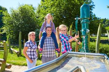 Wasserspaß auf dem Erlebnisspielplatz