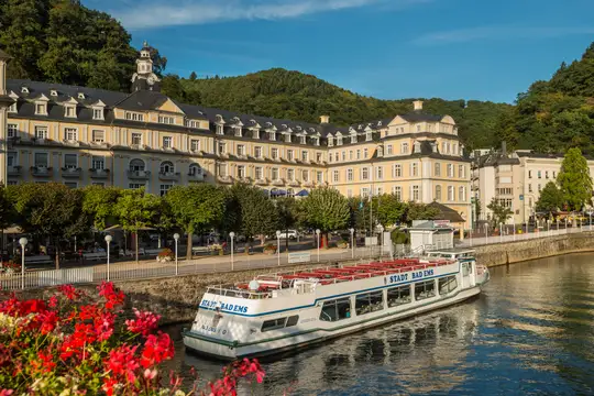 Barockes Badeschloss mit Schiffsanleger in Bad Ems