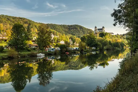 Die Lahn bei Obernhof mit Kloster Arnstein
