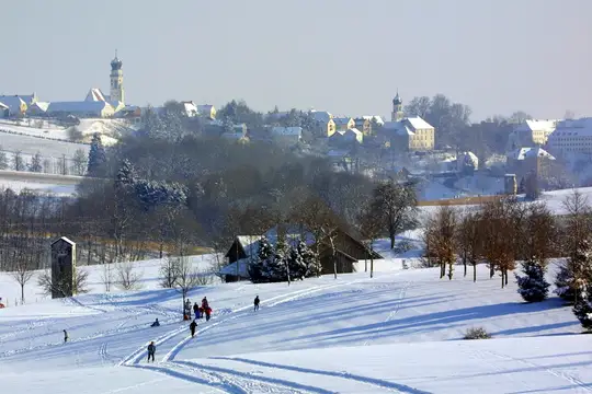 Wo im Sommer die Nordic Walker ihre Runden drehen, toben sich die Freizeitsportler im Winter bei Langlauf und Schneeschuhwanderungen aus
