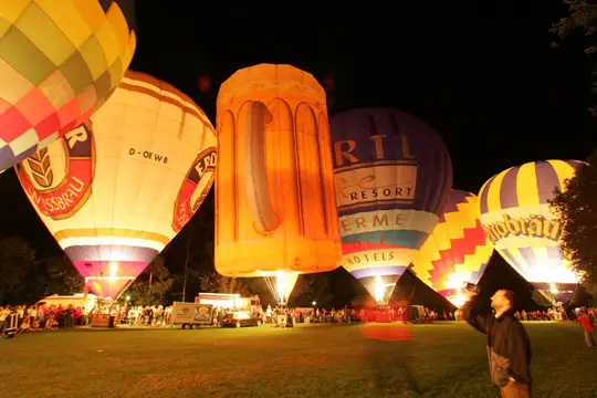 Viele traditionelle Feste wie das internationale Ballonglühen oder das Karpfhamer Fest ziehen sich durch’s Jahr