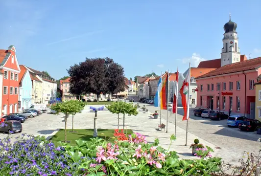 Einladende Kleinstadt-Idylle auf dem neuen Bad Griesbacher Stadtplatz